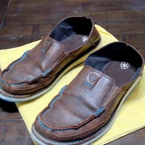 A gently used pair of Ariat leather cruisers.